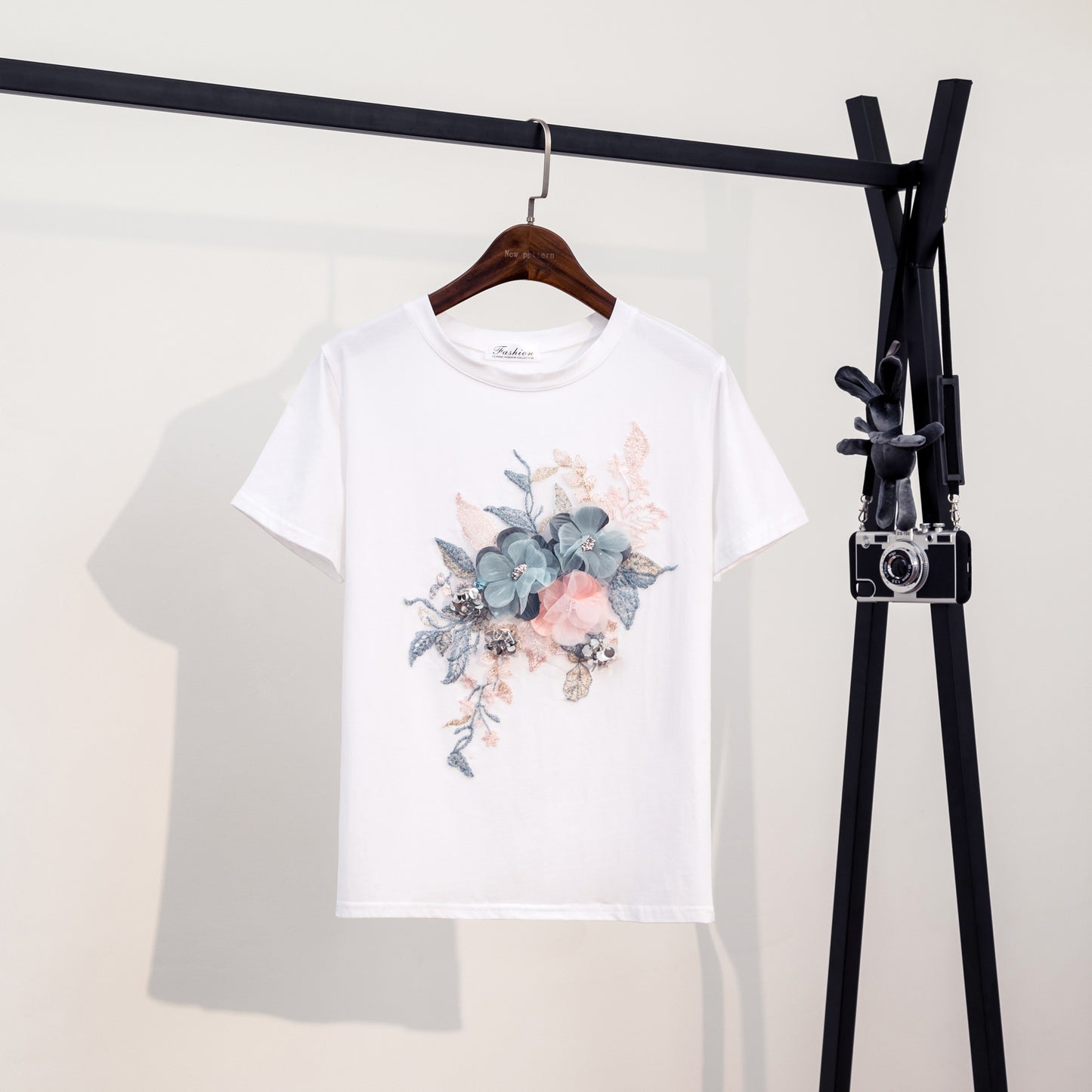 Embroidered flower short-sleeved T-shirt blouse