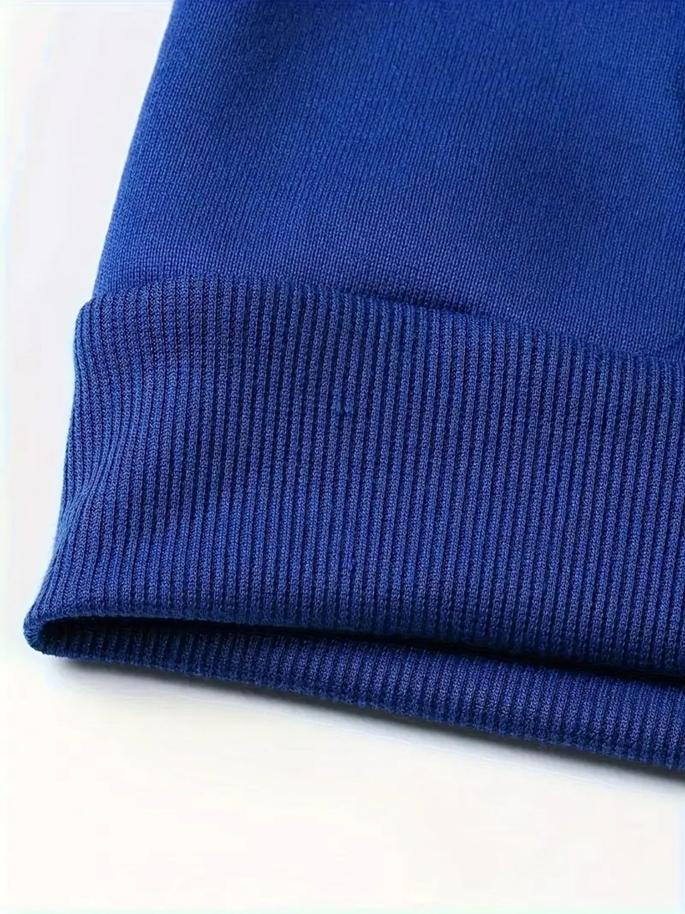 A Lively Sports Suit for Men Featuring a Crocodile Pattern - Fashionable Streetwear Made from 100% Polyester, Comfortable And Chic, Perfect for The Fall And Winter Seasons, with a Striking Graphic Design, an Excellent Option