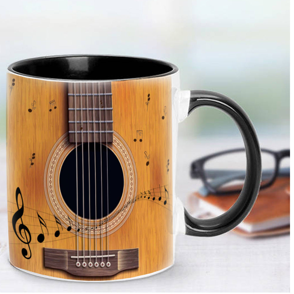 Conservatoire de tasse en céramique à motif de guitare